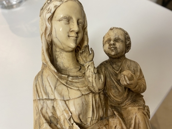 Une statue d'une Vierge &agrave; l&rsquo;Enfant en ivoire sculpt&eacute;, probablement France, 15/16&egrave;me